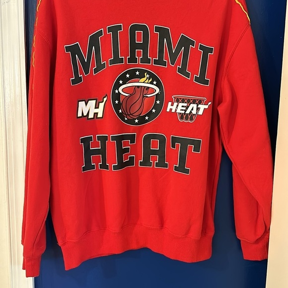 Women’s Miami Heat Red Graphic Long Sleeve Pullover Sweatshirt Size Medium - Picture 4 of 7